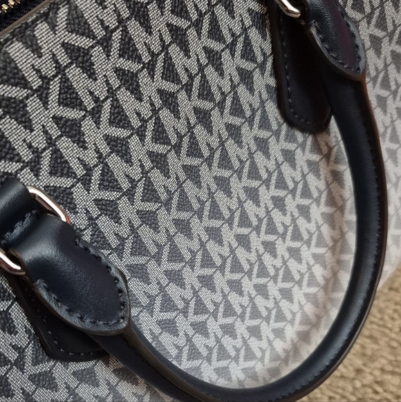 GREAT CONDITION...Michael Kors Gray/Black Signature Tote with Matching Wristlet - Picture 3 of 16